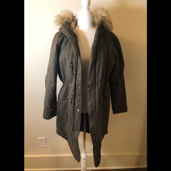 H&M Jacket green winter jacket. Fit more like a medium. - Picture 5 of 9